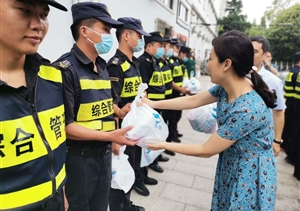 甲方慰問到一線 情系員工暖人心——楊思社區(qū)領導慰問宗保公司駐三