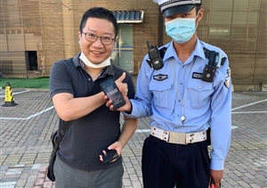 宗保公司駐閔行交通輔警項(xiàng)目隊(duì)員撿到一部蘋果手機(jī)