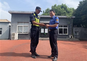 醉男言行粗暴拒執(zhí)法   隊(duì)員忍辱克制避激化——宗保公司駐閑林城管